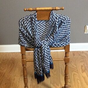Vera Bradley navy/light blue diamond scarf
